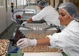 مطلوب عاملات انتاج ( إناث) لمحل موقعه شارع مكة مجمع جبر طبيعة العمل (انتاج كبة،سمبوسك،شيشبرك )